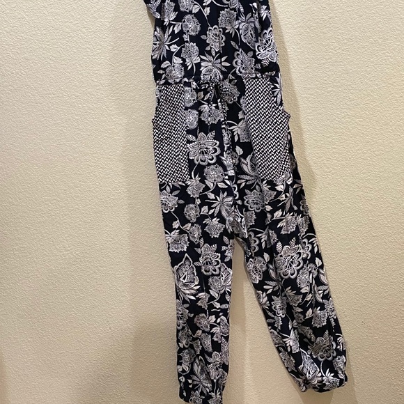 American Eagle Black Floral Jumpsuit - Picture 5 of 10